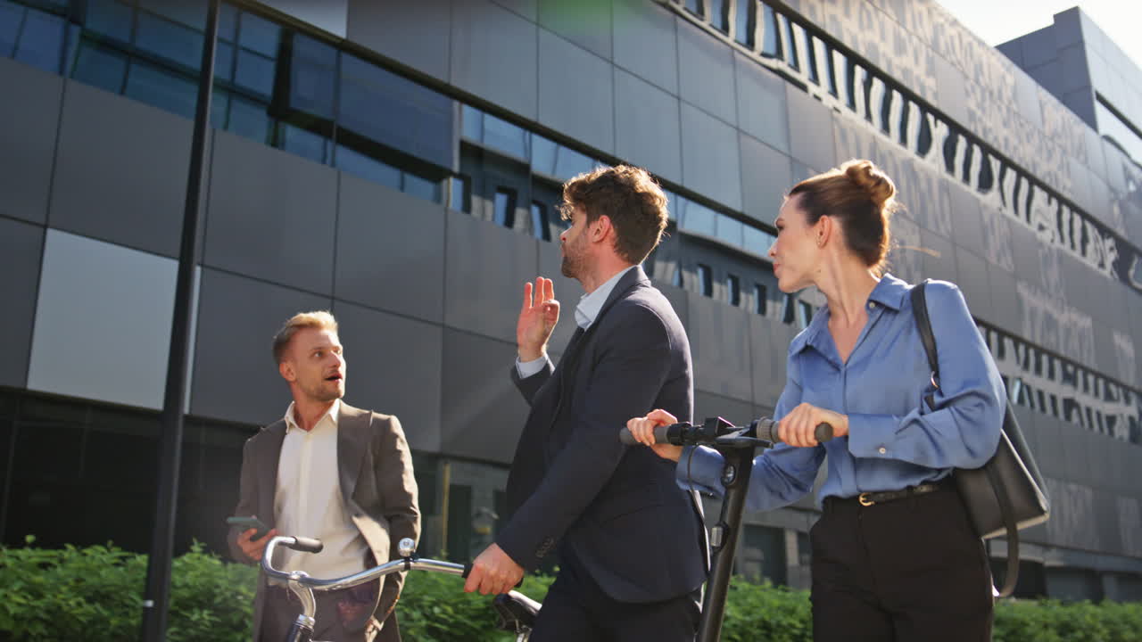 улыбающиеся коллеги гуляют по центру города в солнечное утро.