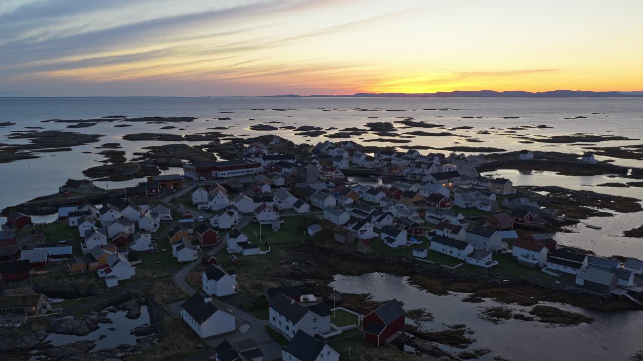 Tradisjonelle trehus gløder i morgenlyset, landlige Norge sett ovenfra