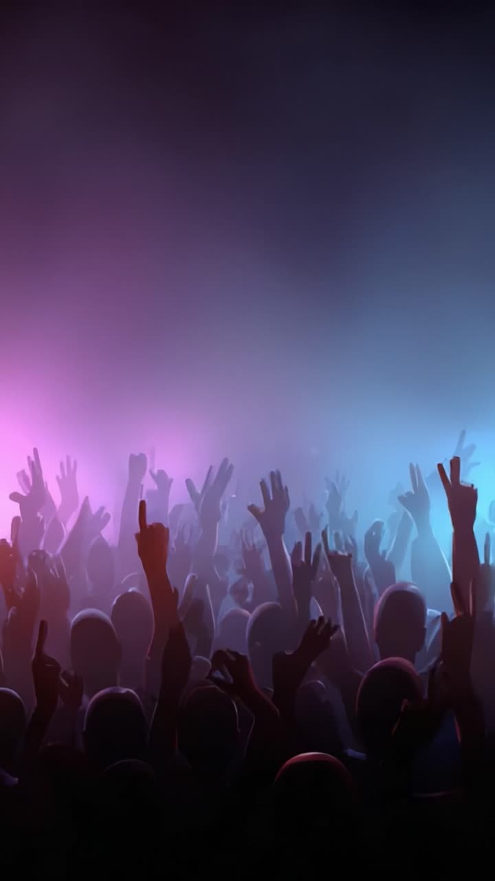 Atmosfera di festa coinvolgente: folla entusiasta con le mani alzate sotto luci al neon vivaci durante un evento notturno che apprezza il momento