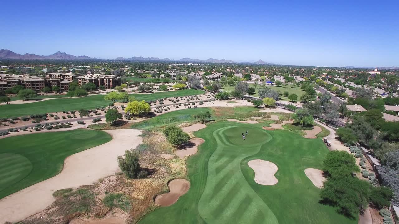 공중 높이 각도는 그린의 포섬에서 뒤로 당겨 페어웨이, 샌드 트랩 및 러프, 스코츠데일, 애리조나 개념: 운동, 관광, 녹색을 드러냅니다.