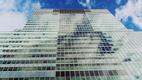 Ventanas-De-Vidrio-Del-Edificio-Que-Reflejan-Nubes-Que-Se-Mueven-Rápidamente