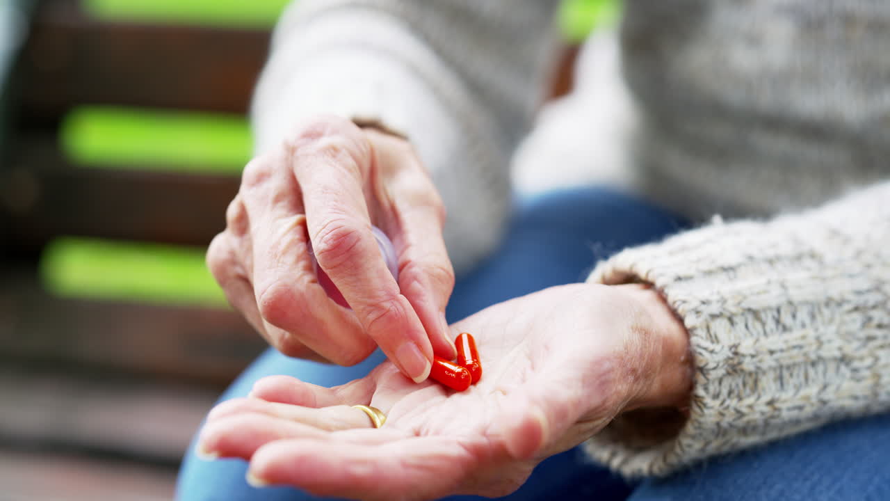 약을 복용하는 노인 여성