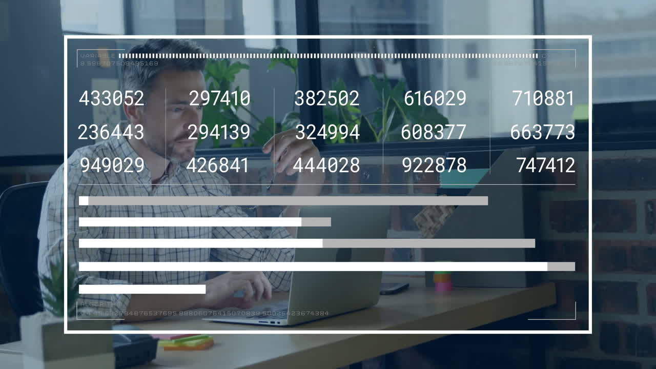 animación del procesamiento de datos sobre empresario caucásico que trabaja en la oficina
