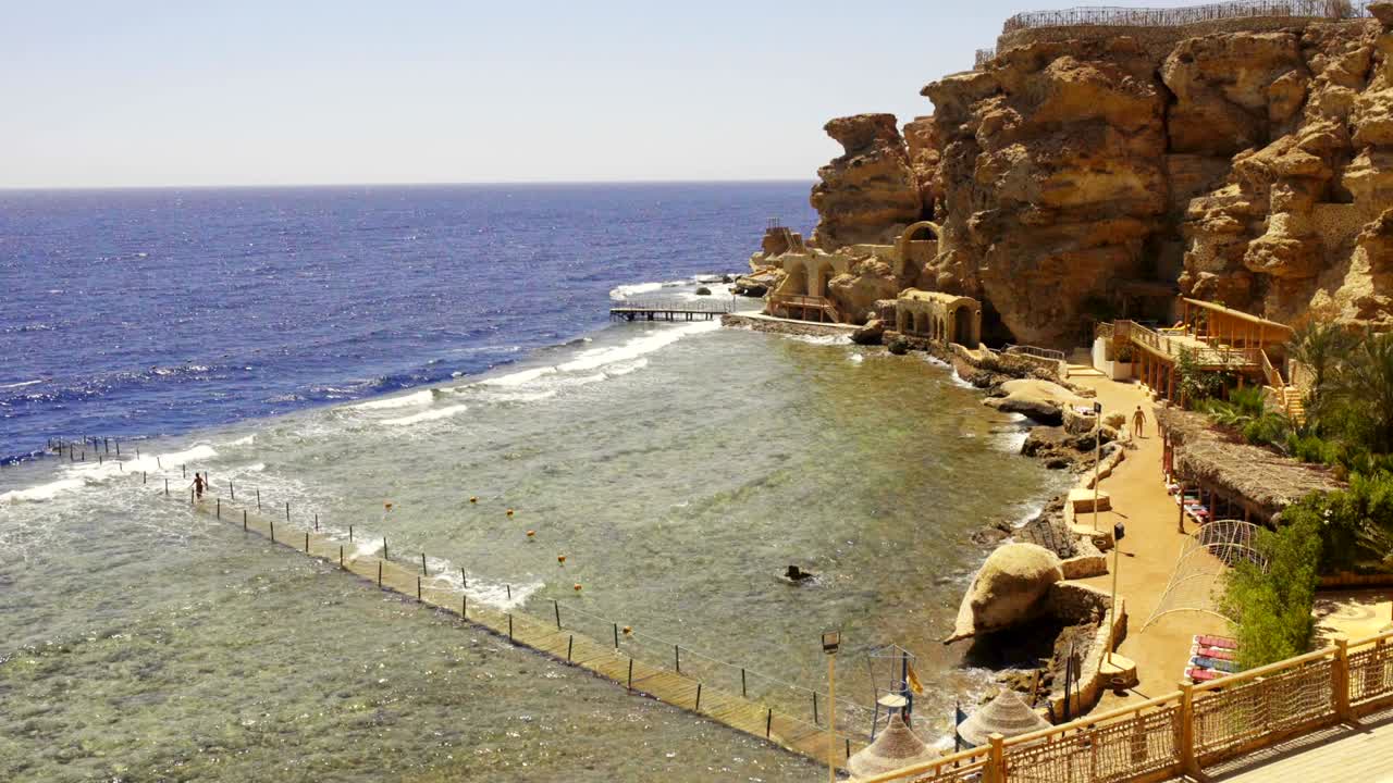 거친 절벽 을 가진 해변