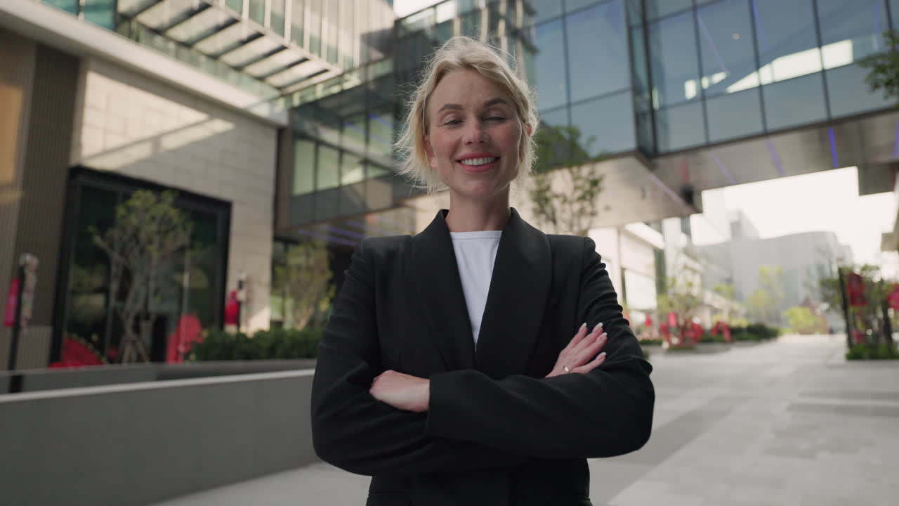 mujer de negocios confiada en el paisaje urbano