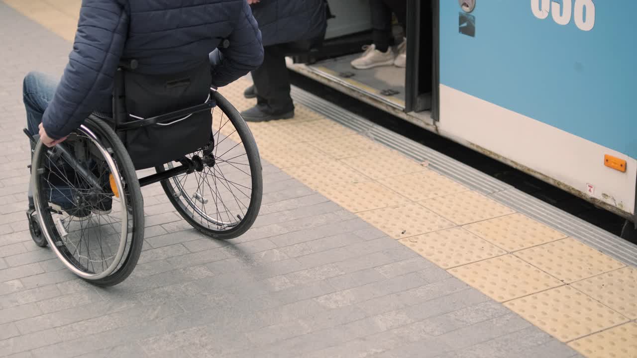 una persona con discapacidad física se sube al transporte público con una rampa accesible
