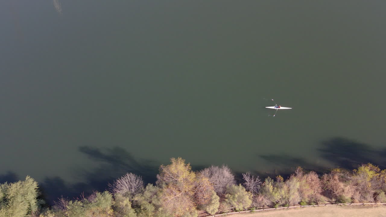 텍사스의 화창한 겨울날 카누 위를 비행하다