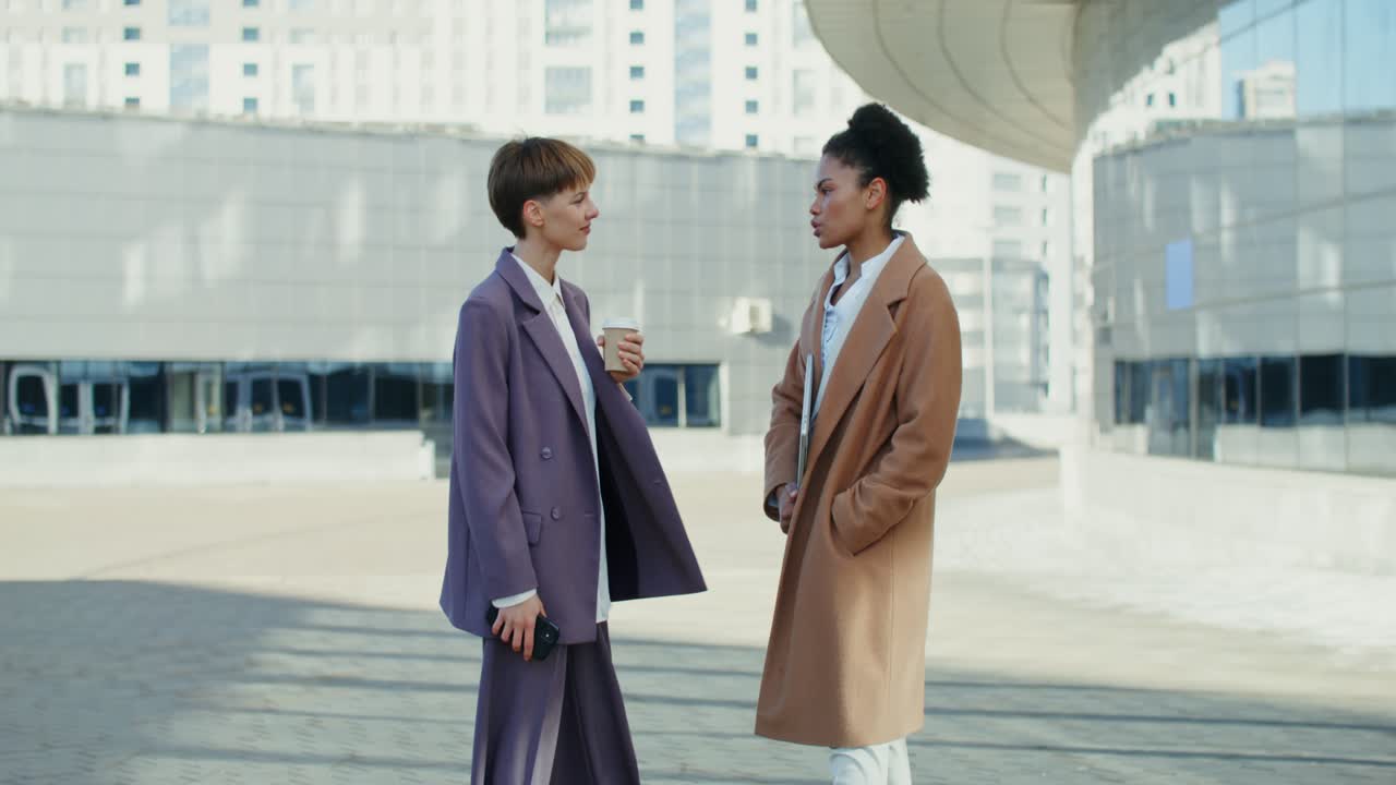 야외에서 만나는 사업가