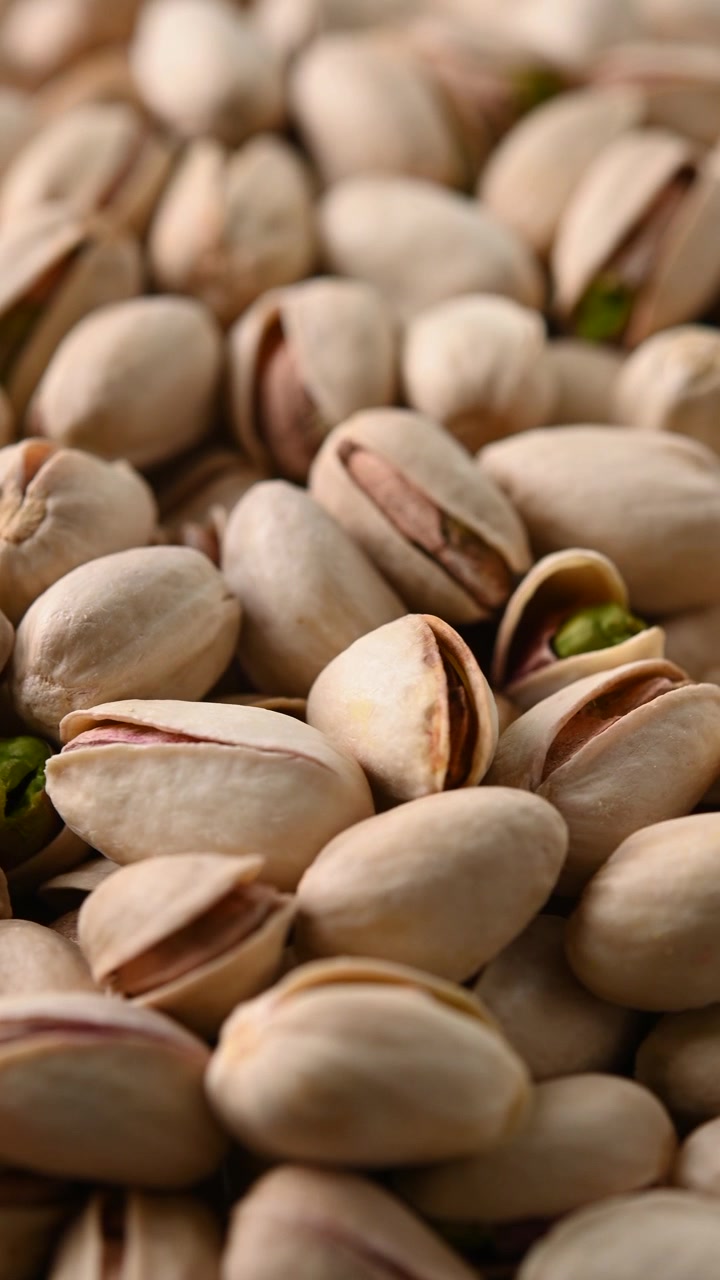Video ravvicinato della texture di uno sfondo di pistacchi rotante