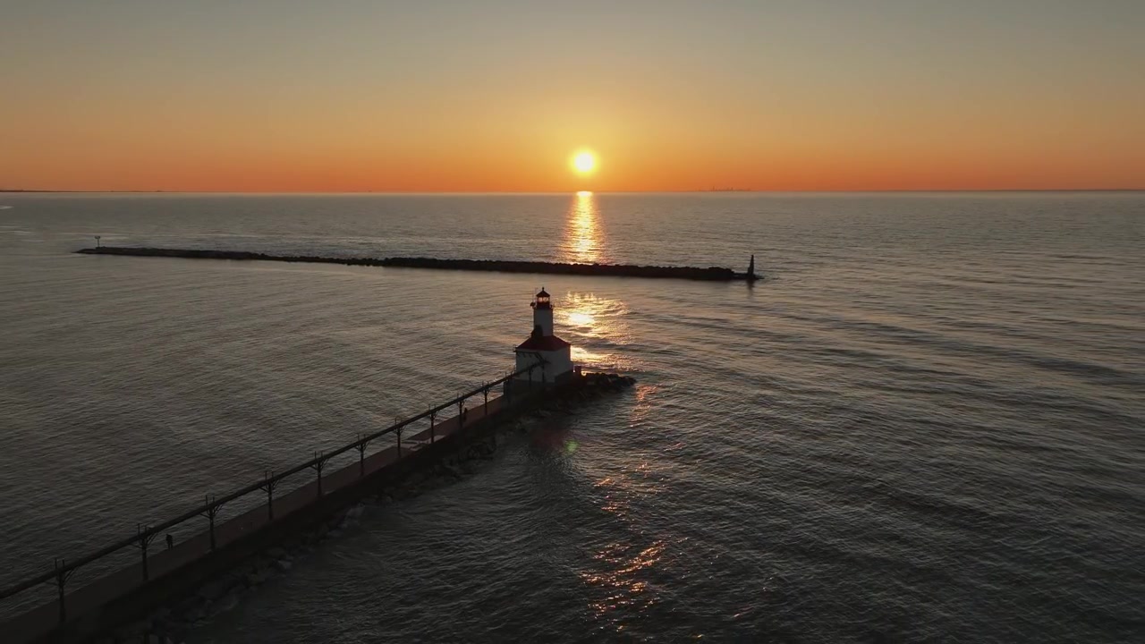 Svelamento inverso tramite drone del faro di Michigan City East Pierhead.