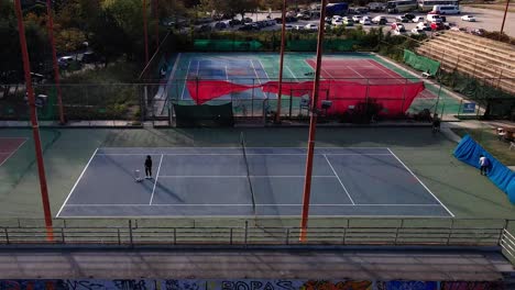 Clip-De-Dron-De-4k-De-Una-Cancha-De-Tenis-Sobre-Un-Complejo-Deportivo-En-Tesalónica,-Grecia