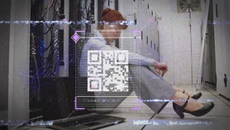 animación de interferencia, código qr, huellas dactilares y datos sobre la mujer que trabaja en la sala de servidores