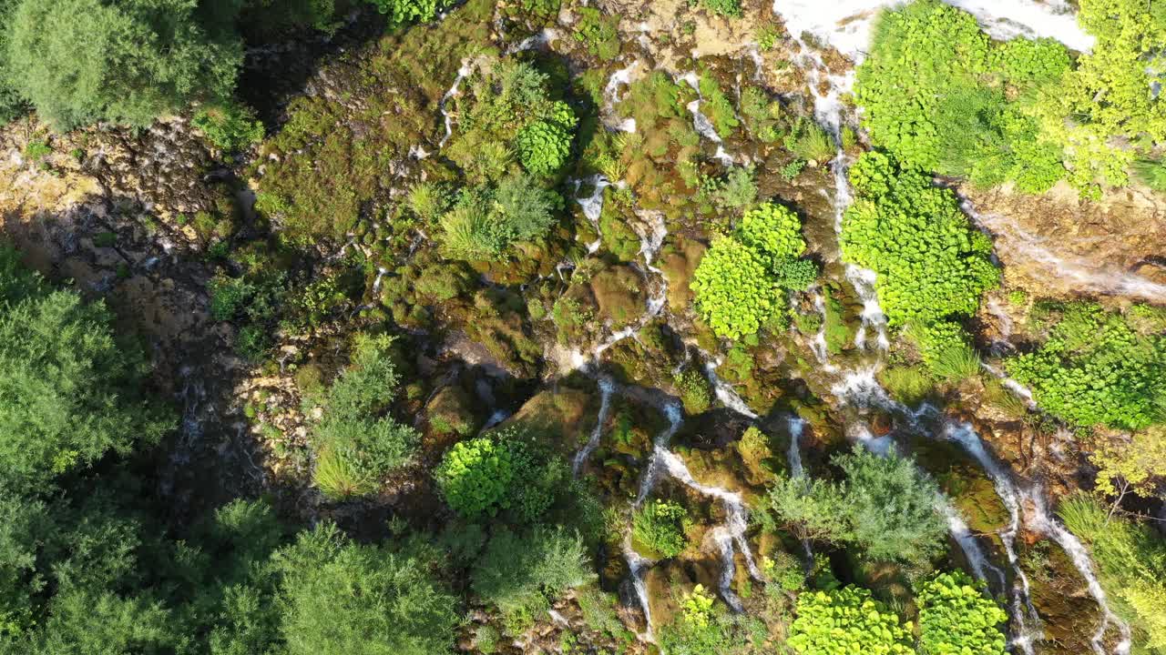 cascata di montagna a cascata su rocce, vista aerea dall'alto verso il basso