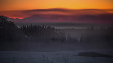 Farbenfroher-Zeitraffer-Vom-Sonnenuntergang-Bis-Zur-Dunkelheit-über-Einer-Nebligen-Schneewiese