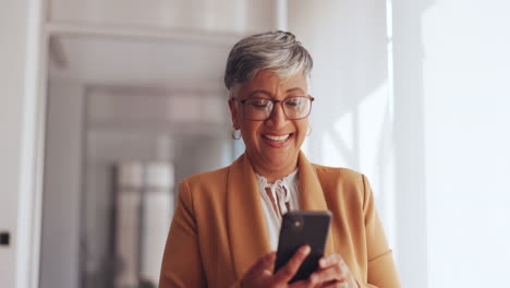 Smartphone,-Caminar-Y-Mujer-De-Negocios-Senior