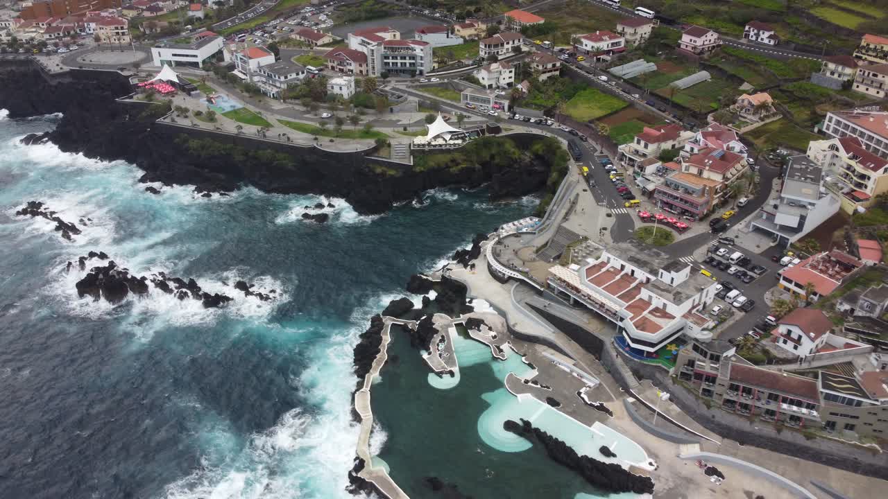 el mar embravecido golpeando la orilla en madeira