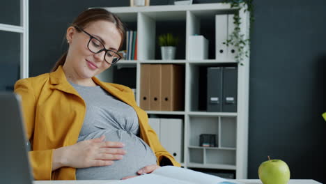 pregnant businesswoman working in the office