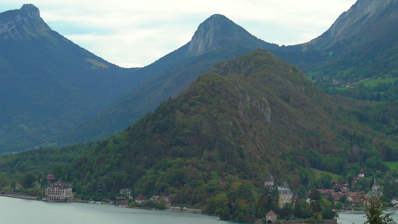 아네시 호수는 가르다 호수와 블레드 호수와 같은 유럽의 더 크고 더 잘 알려진 호수들보다 덜 유명할 수도 있지만, 그 놀라운 알프스 풍경은