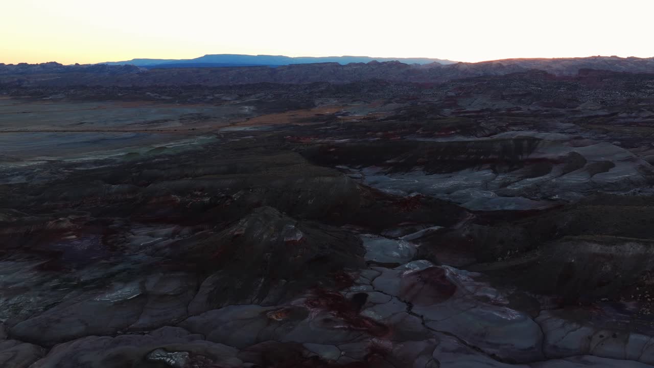 vista inclinada hacia abajo de drones del paisaje de las colinas de bentonita al crepúsculo, utah en estados unidos