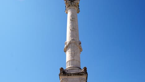 Monumento-De-Girondins-Con-Escultura-De-ángel-De-La-Libertad-En-Burdeos,-Francia,-Vacío-Debido-A-La-Pandemia-De-Covid-19,-Tiro-De-Revelación-Inclinado-Hacia-Abajo