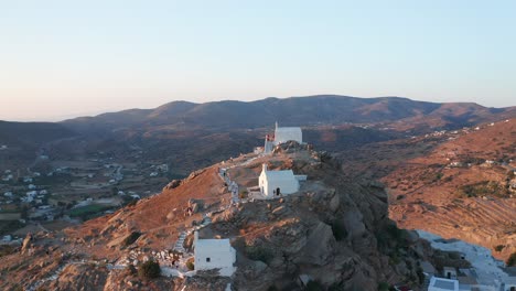 drone aéreo del mirador en la isla de ios chora en grecia