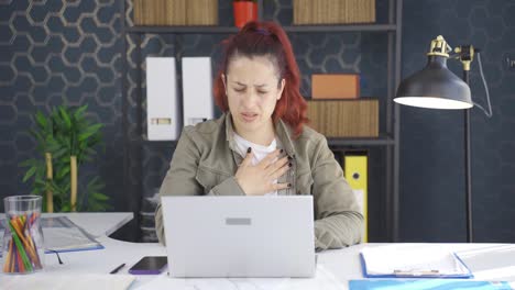 mujer de negocios desmayándose como resultado de un ataque al corazón.