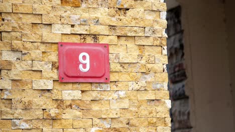 casa número 9 en una pared de piedra