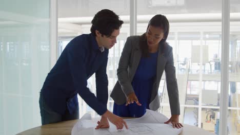 Young-man-and-woman-working-in-a-creative-office