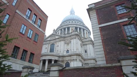 catedral de san pablo en londres por la noche con vistas nubladas