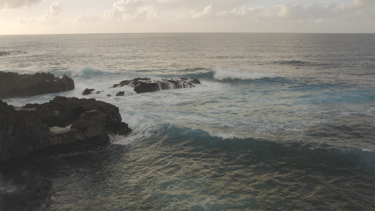 scena di spiaggia e mare a tenerife, in spagna