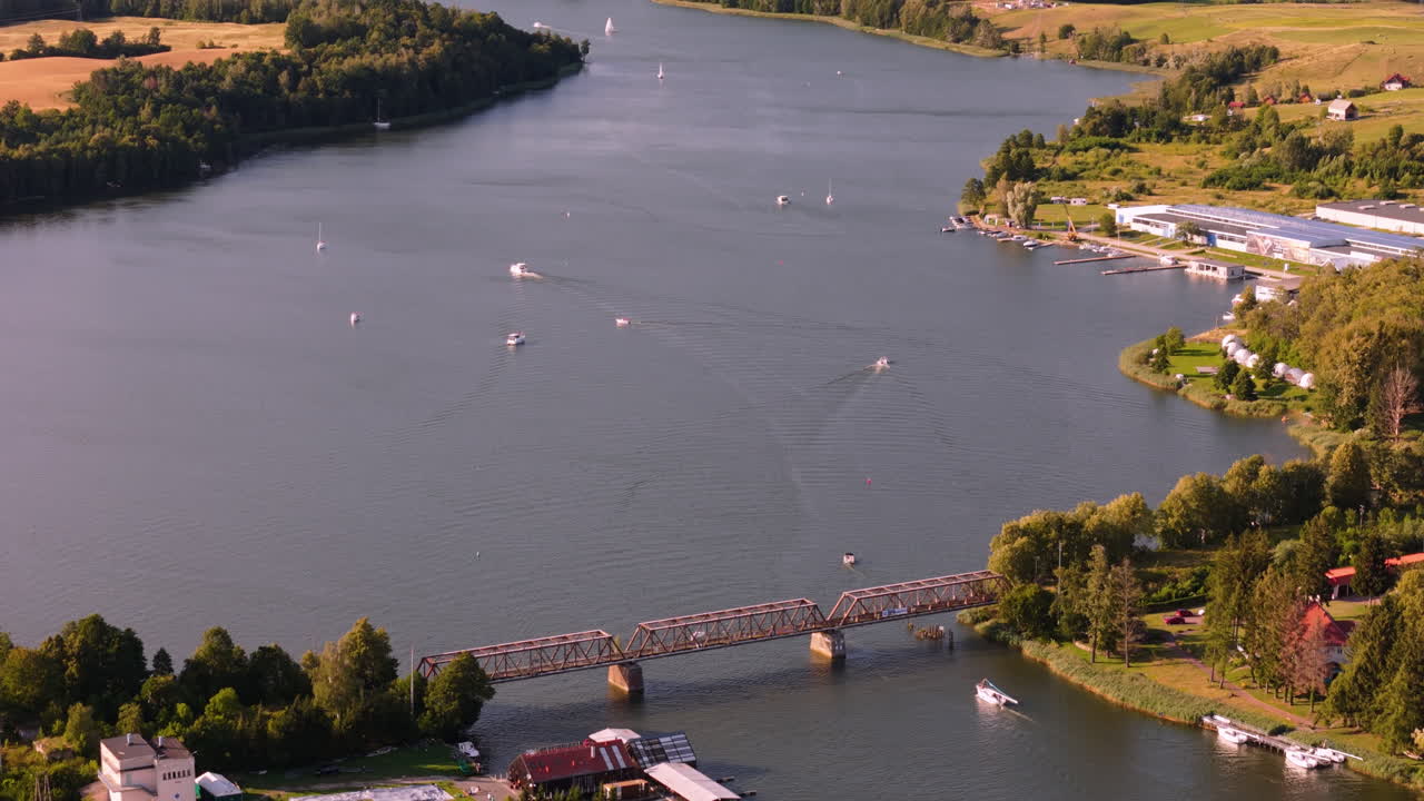 Vista aerea di un fiume con ponte e marina