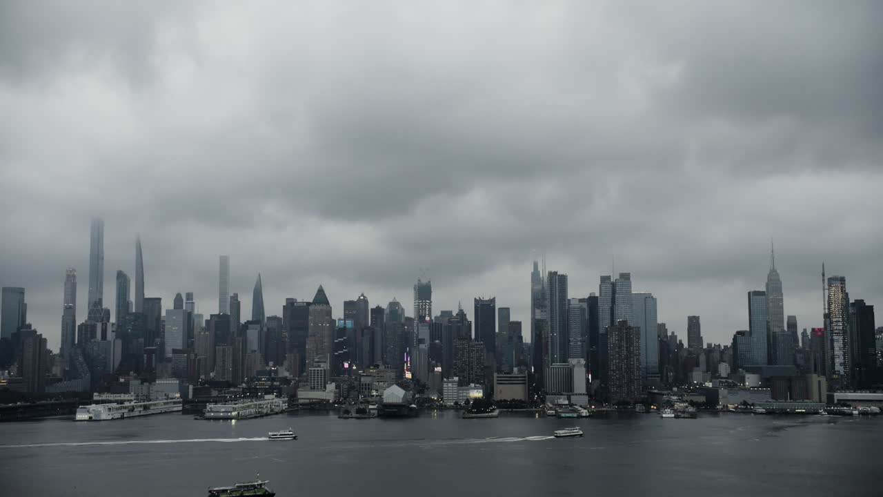 뉴욕 맨해튼 시내의 구름이 가득한 아침
