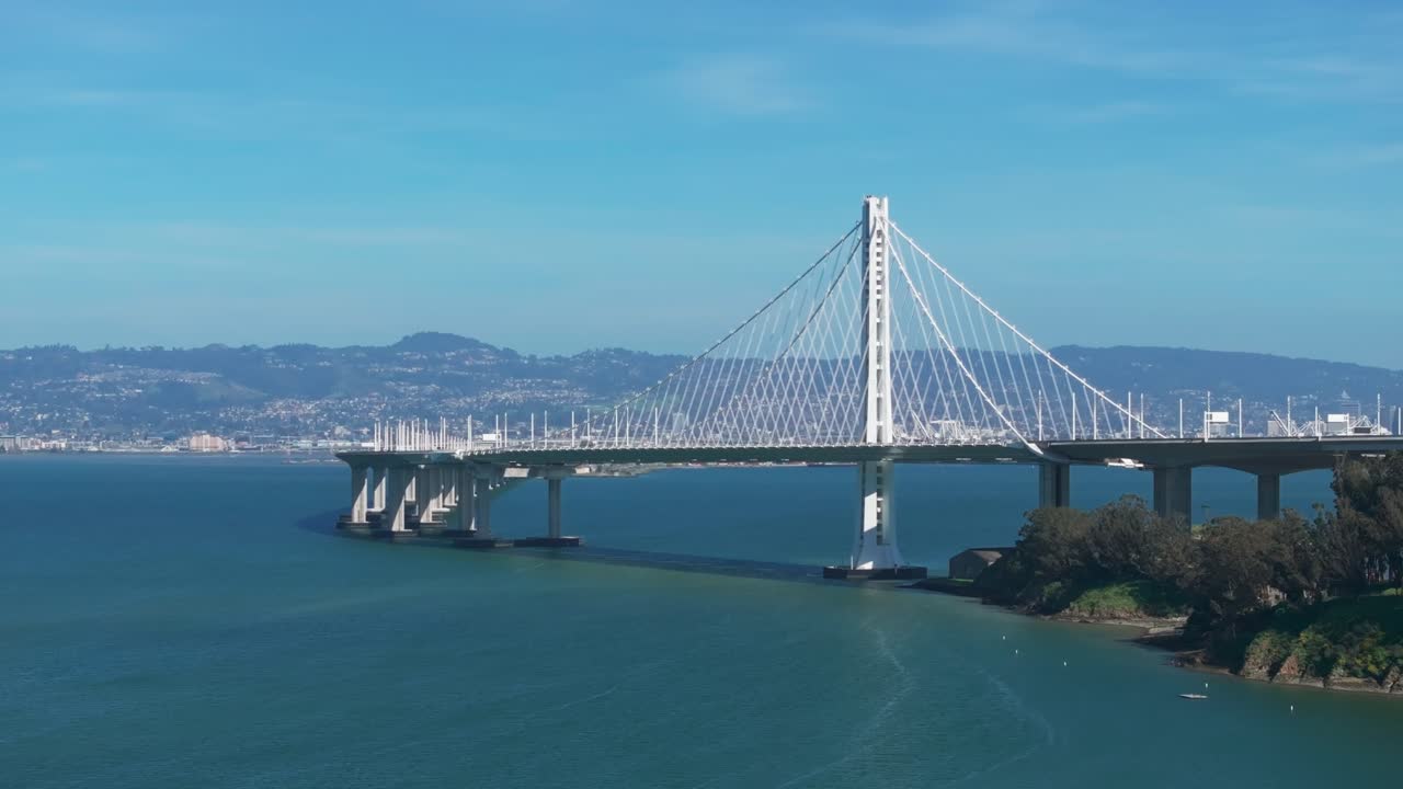 tomada cinematográfica del puente de la bahía que conecta san francisco con oakland