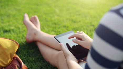 Nahaufnahme-Der-Hände-Einer-Frau-Mit-Dem-Touchscreen-Eines-Digitalen-Tablet-Computers