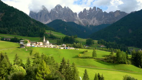 Santa-Maddalena---Dolomitas,-Paisaje-De-Italia