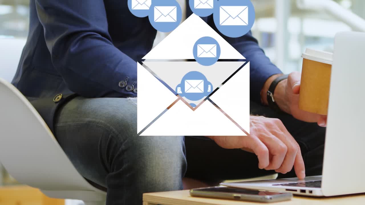 Uomo che controlla le email mentre beve caffè 4k