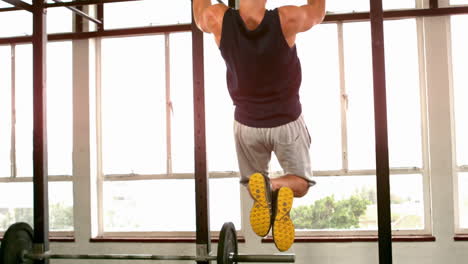 Hombre-En-Forma-Haciendo-Flexiones-En-El-Gimnasio