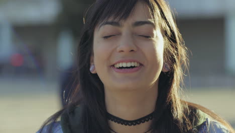 una hermosa adolescente sonriendo ante la cámara.