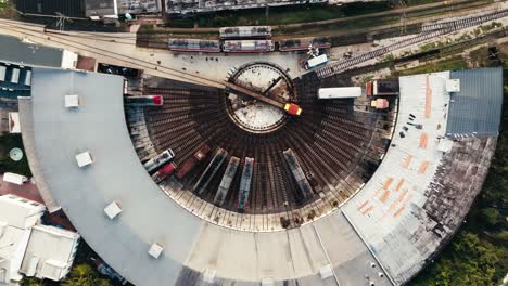 Gelbe-Und-Rote-Lokomotive-Verlässt-Die-Drehscheibe-Im-Depot