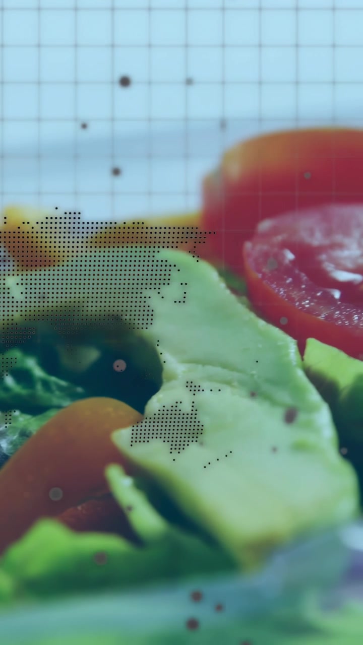 Video verticale: Telecamera che panoramica un'insalata mostrando avocado e pomodoro, con una sovrapposizione puntinata dinamica per annunci alimentari.