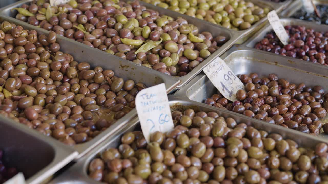 그리스 의 농부 시장 에서 판매 되는 여러 가지 올리브