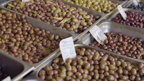 varias aceitunas vendidas en el mercado de agricultores en grecia