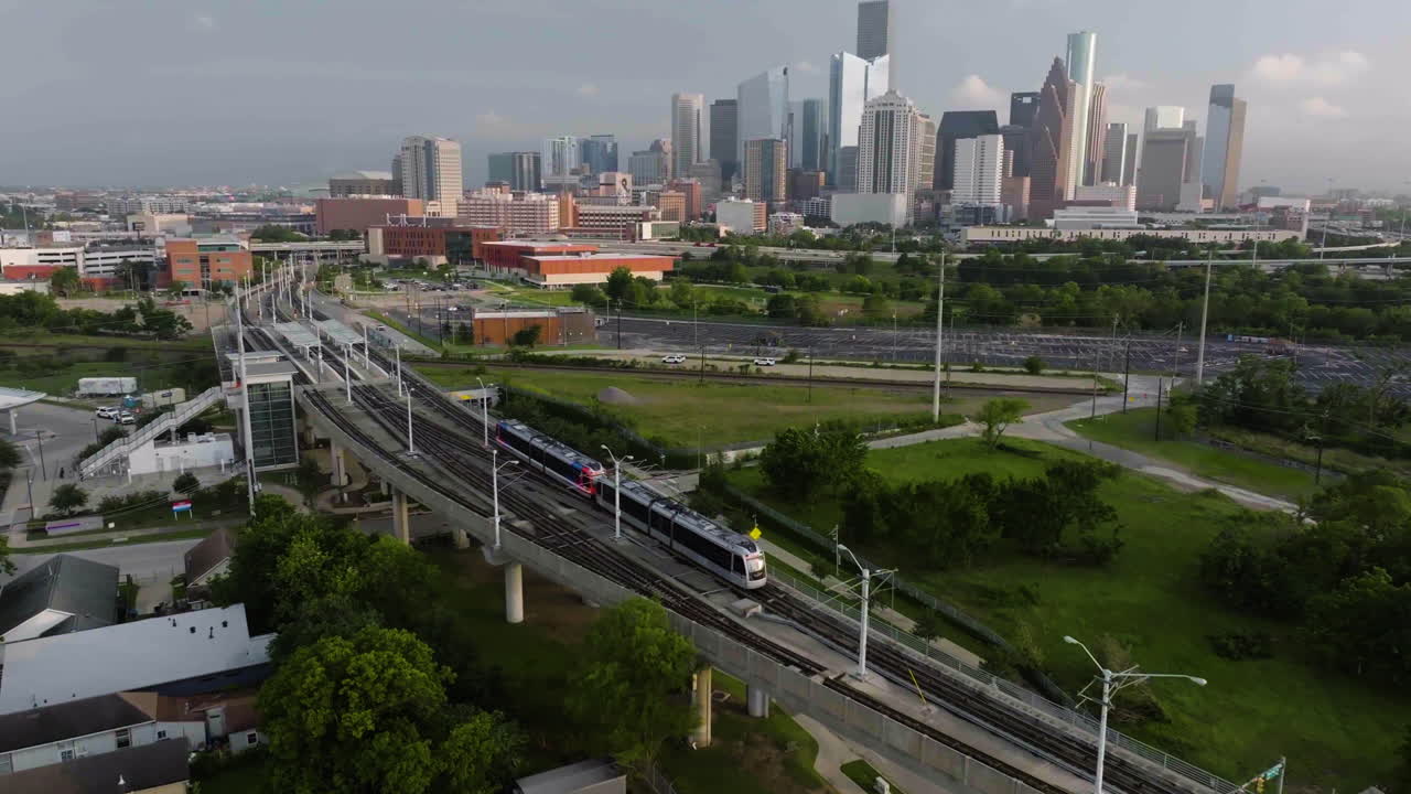 Drone che segue la metropolitana in movimento verso il centro di Houston, ora d'oro