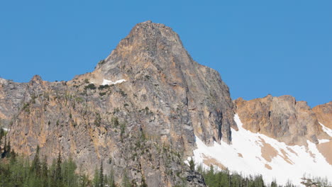 a high mountain peak in the mountains of washington