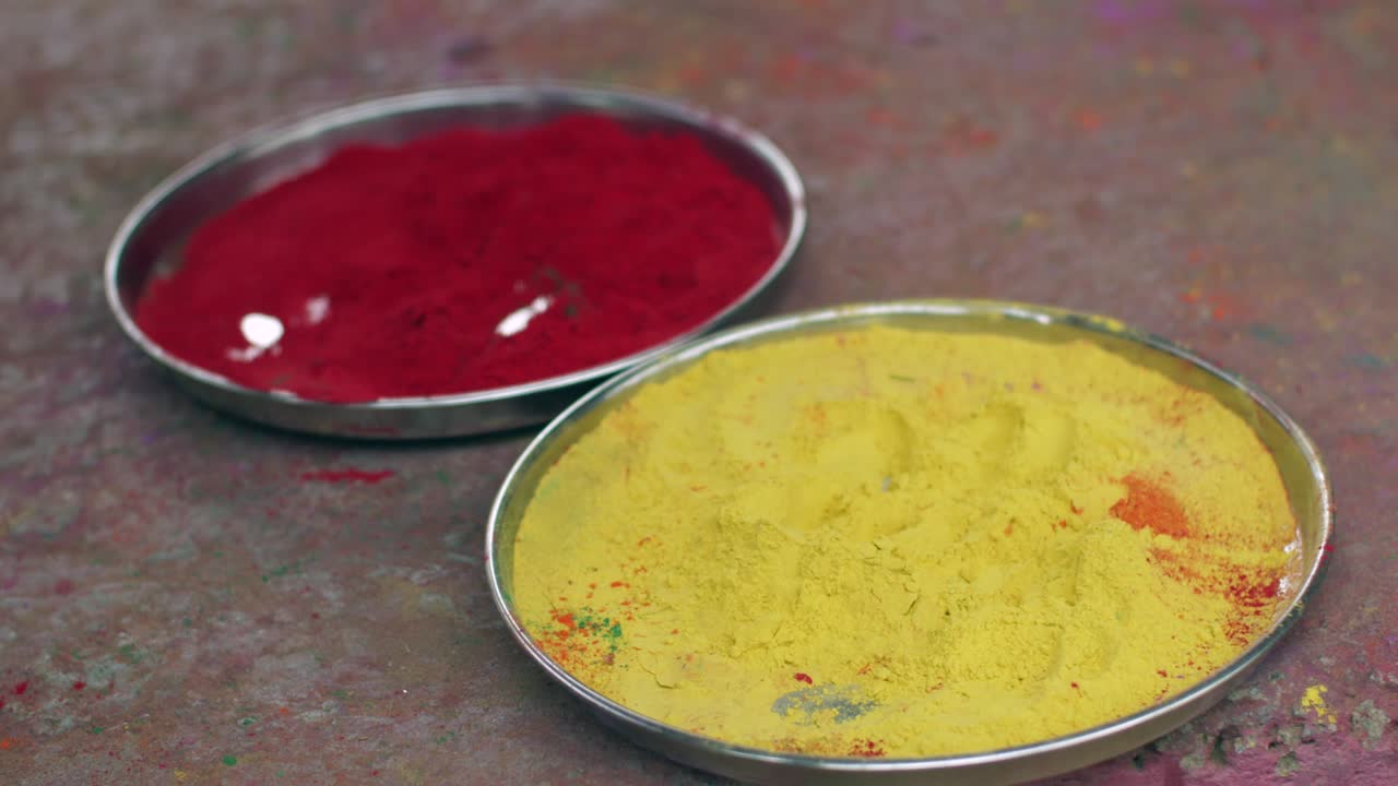 인도 여성의 가까운 얼굴은 밝은 홀리 색으로 얼룩져 있습니다.