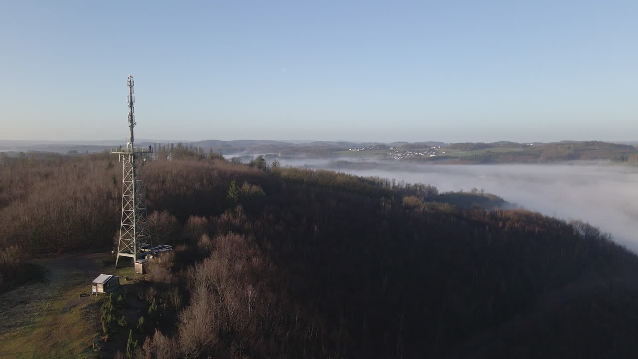 안개가 자욱한 일출 동안 독일 노르트라인베스트팔렌에 있는 모르스바흐의 전망대