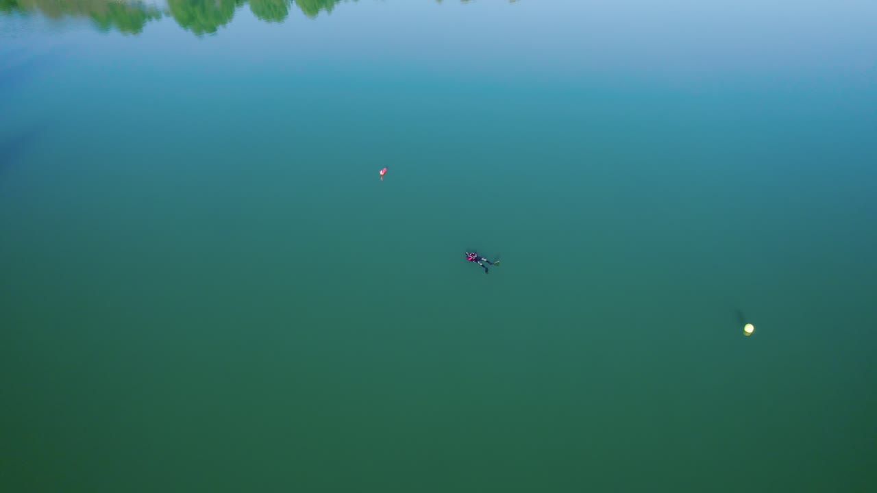 un buzo hace la plancha y no se mueve en un lago en invierno