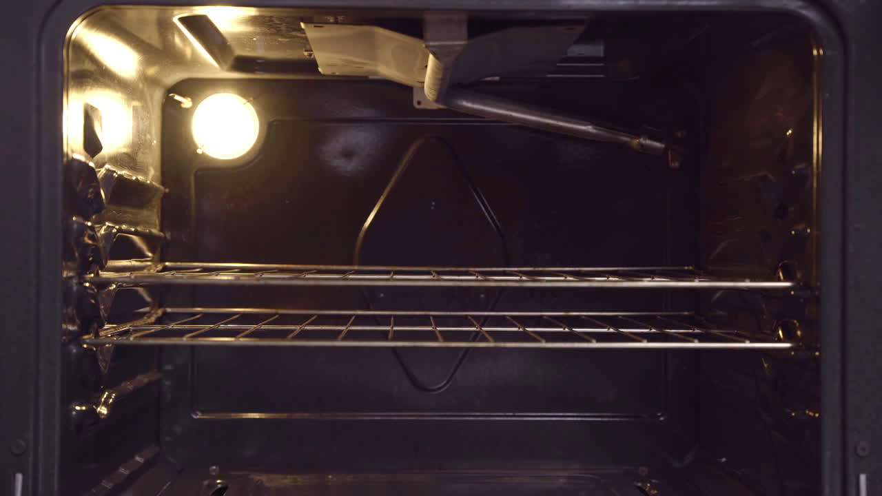 свежеиспеченный хлеб, вынутый из духовки, прямо на