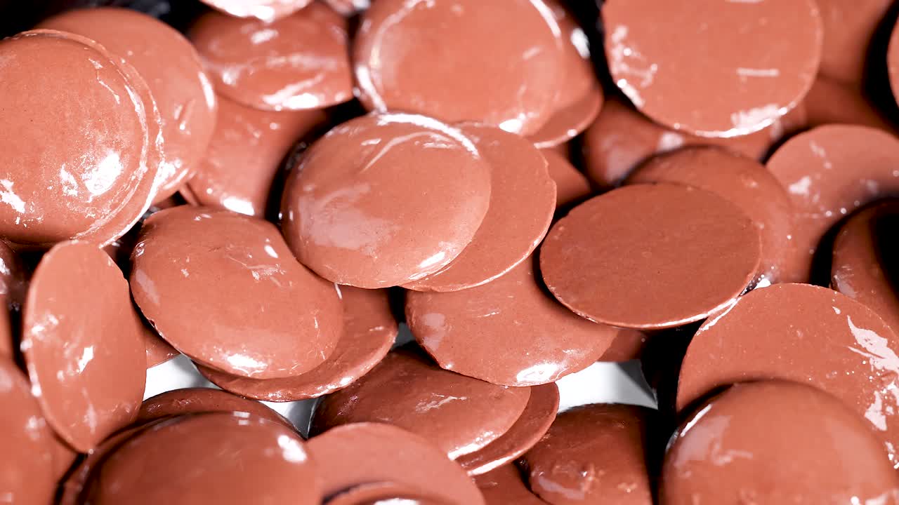 vista de cerca de las fichas de chocolate derritiéndose