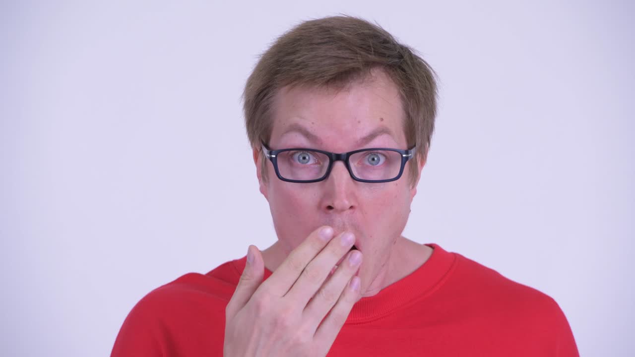 fotografía de estudio de un joven guapo